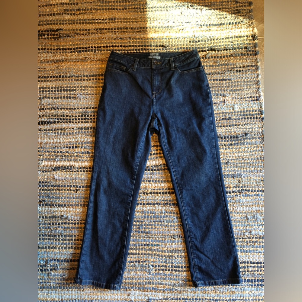 L.L. Bean Womenโs Straight Jeans in Dark Blue
Classic Fit
Size 10
EUC